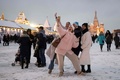 ロシア首都モスクワ中心部の赤の広場で写真撮影する人々（2022年12月17日撮影）。(c)Natalia KOLESNIKOVA / AFP