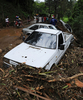 ブラジル･テレゾポリス（Teresopolis）で地滑りにより破壊された車（2011年1月12日撮影）。(c)AFP/VANDERLEI ALMEIDA