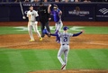 24MLB、ワールドシリーズ（7回戦制）、ニューヨーク・ヤンキース対ロサンゼルス・ドジャース。優勝を決めて歓喜するロサンゼルス・ドジャースのウォーカー・ビューラー（手前、2024年10月30日撮影）。(c)Alex Slitz/Getty Images/AFP