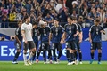 2026年サッカーW杯北中米大会アジア最終予選、グループC、日本対中国。チームメートと得点を喜ぶ伊東純也（左から4人目、2024年9月5日撮影）。(c)Yuichi YAMAZAKI / AFP