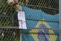 イタリアのイモーラ（Imola）で開催された故アイルトン・セナ（Ayrton Senna）氏の没後20年追悼式典で掲げられたブラジル国旗（2014年5月1日撮影）。(c)AFP/MAURO MONTI