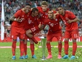 サッカー親善試合、アウディ杯2015、バイエルン・ミュンヘン対レアル・マドリード。　優勝を喜ぶバイエルン・ミュンヘンの（左から）デヴィッド・アラバ、ラフィーニャ、トーマス・ミュラー、アルトゥーロ・ビダル、ダグラス・コスタ（2015年8月5日撮影）。(c)AFP/CHRISTOF STACHE