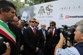イタリアのイモーラ（Imola）で開催された故アイルトン・セナ（Ayrton Senna）氏の没後20年追悼式典に参列したキミ・ライコネン（Kimi Raikkonen、中央左）とフェルナンド・アロンソ（Fernando Alonso、中央右、2014年5月1日撮影）。(c)AFP/MAURO MONTI