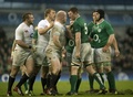ラグビーシックスネイションズ（Six Nations Rugby 2013）は10日、第2週の1試合が行われ、イングランドが12-6でアイルランドを下し、グランドスラム（全勝優勝）へ向けて開幕2連勝を飾った。

試合中、にらみ合うイングランドとアイルランドの選手（2013年2月10日撮影）。(c)AFP/PETER MUHLY