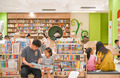 嘉原小学校の図書館で本を読む市民ら（2025年4月19日撮影）。(c)Xinhua News