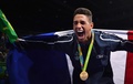 リオデジャネイロ五輪、ボクシング男子スーパーヘビー級決勝を制し、表彰式で歓喜するフランスのトニー・ヨカ（2016年8月21日撮影）。(c)AFP/Yuri CORTEZ