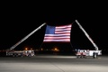 米メリーランド州のアンドルーズ空軍基地に掲げられた米国旗（2018年5月10日撮影）。(c)AFP PHOTO / SAUL LOEB