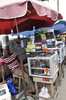 ナイジェリア・ラゴス（Lagos）で、携帯電話を売る露天商（2008年8月18日撮影）。(c)AFP/PIUS UTOMI EKPEI