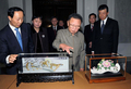 北朝鮮の平壌（Pyongyang）で、金正日（キム・ジョンイル、Kim Jong-Il）総書記に持参したみやげを贈る訪朝中の王家瑞（Wang Jiarui）中国共産党対外連絡部長（左）（2010年2月8日撮影、10日入手）。(c)AFP/KCNA via KNS