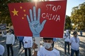 トルコ・イスタンブールのバヤズィト広場で、中国のウイグル人弾圧に抗議するデモの参加者（2020年10月1日撮影）。(c)Ozan KOSE / AFP