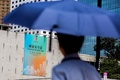 中国・香港の市庁舎に掲げられた国家安全法を宣伝する垂れ幕（2020年6月29日撮影）。(c)ISAAC LAWRENCE / AFP