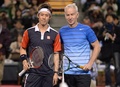 チャリティーマッチ前、写真撮影に臨む錦織圭（Kei Nishikori、左）とジョン・マッケンロー（John McEnroe）氏（2013年11月17日撮影）。(c)AFP/Toru YAMANAKA
