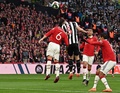 サッカーイングランド・フットボールリーグカップ決勝、マンチェスター・ユナイテッド対ニューカッスル・ユナイテッド。ヘディングでボールを競るマンチェスター・ユナイテッドのリサンドロ・マルティネス（中央左）とニューカッスル・ユナイテッドのファビアン・シェア（中央右、2023年2月26日撮影）。(c)Glyn KIRK/ AFP