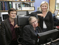 2007年9月3日、ケンブリッジ大学の研究室に集うスティーブン・ホーキング（Stephen Hawking）博士（中央）、ルーシー・ホーキング（Lucy Hawking）さん（右）、クリストフ・ガルファール（Christophe Galfard）さん（左）。(c)AFP/Leon Neal