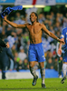 試合後にユニフォームを振り回して歓喜するチェルシーのディディエ・ドログバ（%%Didier Drogba%%）。（2008年4月30日撮影）(c)AFP/CARL DE SOUZA