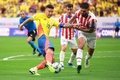 サッカーコパ・アメリカ、グループD、コロンビア対パラグアイ。突破を図るコロンビアのハメス・ロドリゲス（左、2024年6月24日撮影）。(c)Hector Vivas/Getty Images/AFP