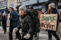 スイス・ダボスで世界経済フォーラム（WEF）年次総会（ダボス会議）の閉会日に抗議活動を行うグレタ・トゥンベリさん（中央）と若手環境活動家（2023年1月20日）。(c)Fabrice COFFRINI / AFP