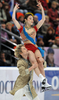 09-10フィギュアスケートGPシリーズ第2戦ロシア杯（%%2009 Cup of Russia%%）アイスダンス。合計100.08点で首位に立った米国のメリル・デイビス（%%Meryl Davis%%）／チャーリー・ホワイト（%%Charlie White%%）組。（2009年10月23日撮影）(c)AFP/YURI KADOBNOV