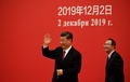 中国の首都北京にある人民大会堂で、ロシアのウラジーミル・プーチン大統領に映像を通して手を振る習近平国家主席（2019年12月2日撮影）。(c)AFP/Noel CELIS