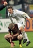 2010年サッカーW杯南アフリカ大会（%%2010 World Cup%%）欧州プレーオフ、スロベニア対ロシア第2戦。試合はスロベニアが1-0で勝利し、2試合合計スコアは2-2となるもアウェーゴールで上回るスロベニアが本大会出場を決めた。写真は敗戦に落胆するロシアのパベル・ポグレブニャク（%%Pavel Pogrebnyak%%）の横で歓喜するスロベニアのズラトコ・デディッチ（%%Zlatko Dedic%%）。（2009年11月18日撮影）(c)AFP/HRVOJE POLAN