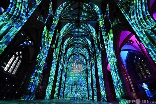 大聖堂で光のショー 幻想的に科学を探求 英 写真22枚 国際ニュース