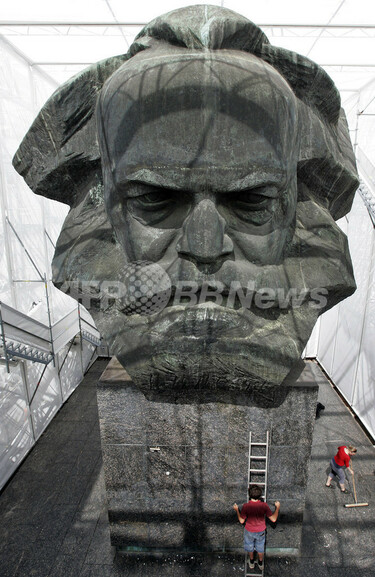 【★カール・マルクス 銅像★】経済学者 マルクス生誕200年で出身地に巨大像、中国寄贈で問題視の声も | ロイター