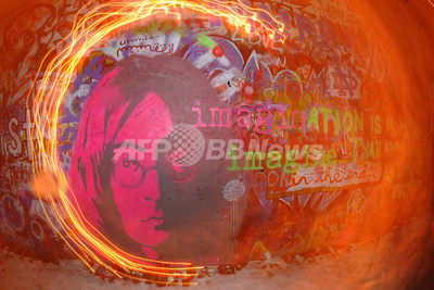 ジョン レノン没後30年 世界各地でファンが追悼 写真69枚 ファッション ニュースならmode Press Powered By Afpbb News