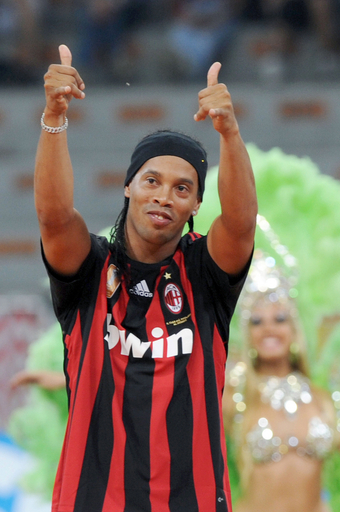 ロナウジーニョのお披露目に約3万人のサポーターが集結