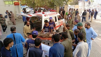 動画:パキスタン駅構内で分離主義者が自爆か、26人死亡
