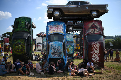 【今日の1枚】陰求め人だかり、ストーンヘンジならぬ「カーヘンジ」 英