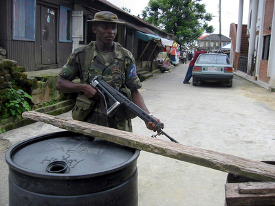 石油を巡る抗争相次ぐナイジェリア南部、知事は軍を配備する意向