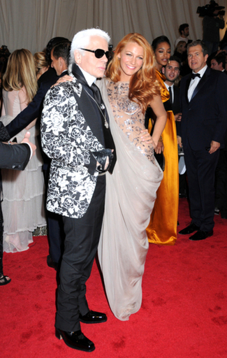 ＜11年コスチューム・インスティチュート・ガラ＞B・ライブリーはカールと登場