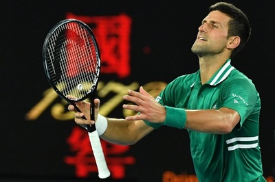 ジョコビッチがラケット壊しながらもズベレフ撃破、全豪OP4強