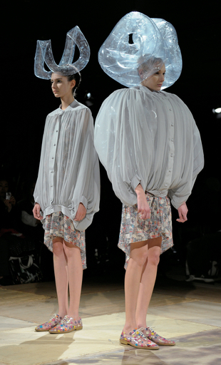 ＜11年春夏東京コレクション＞アンリアレイジ、新作を発表