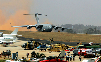 インドの国際航空ショー、各社戦闘機の売り込み - インド