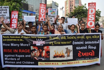 女性獣医師集団レイプ殺害事件、各地で怒りの抗議デモ インド