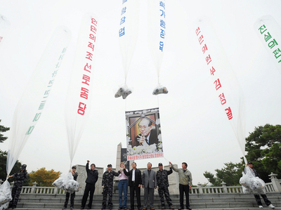 韓国で北朝鮮批判のビラ飛ばす、脱北した黄長燁元書記の一周忌にあわせ