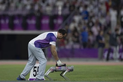 ＜杭州アジア大会＞陸上競技場で円盤を運ぶロボット犬に注目集まる