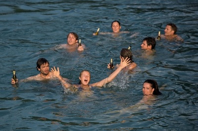 欧州広域で記録的熱波、溶けだす路面 スカートはく男性運転手も