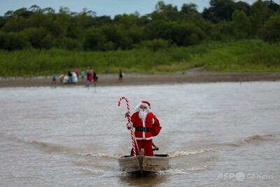 船やカヌーでやって来るサンタクロース ブラジル
