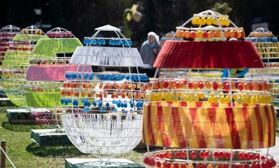 卵で卵？ バロック宮殿をカラフルに彩るイースターの装飾 ドイツ