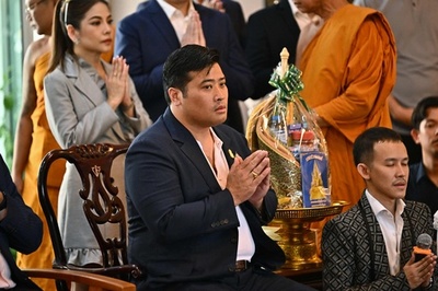 タイ国王の息子、寺院訪問 突然米から帰国で注目