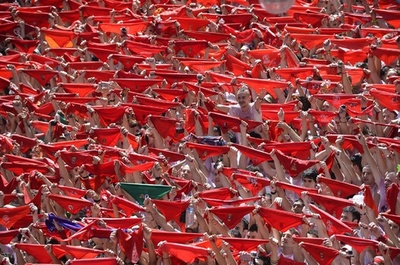 牛追い祭り開幕、ワインまみれでお祝い スペイン