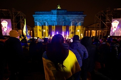 欧米各地でウクライナ支持デモ ロシア侵攻開始から2年