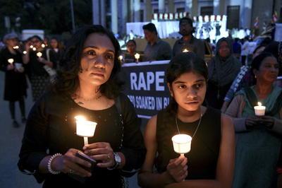 カースト最下層の19歳女性が集団レイプ死、インド全土に怒り