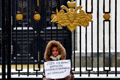  動員兵の帰還求め妻らがデモ、記者一時拘束 ロシア