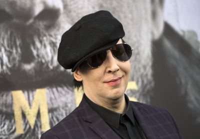 M・マンソン、公演中に舞台セットの下敷きに 病院へ搬送