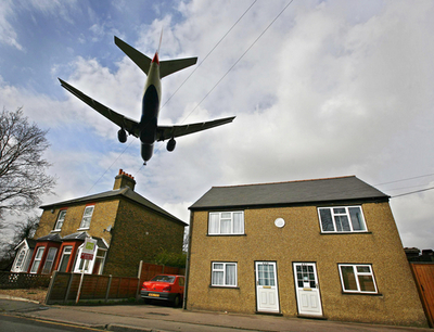機長「資格がない」と機内放送、着陸直前で引き返す 英国