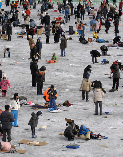 氷上の「マス釣りコンテスト」に数千人、韓国