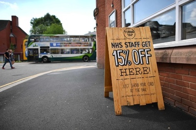 マンチェスター事件で広がる募金活動、「一杯おごる」計らいも